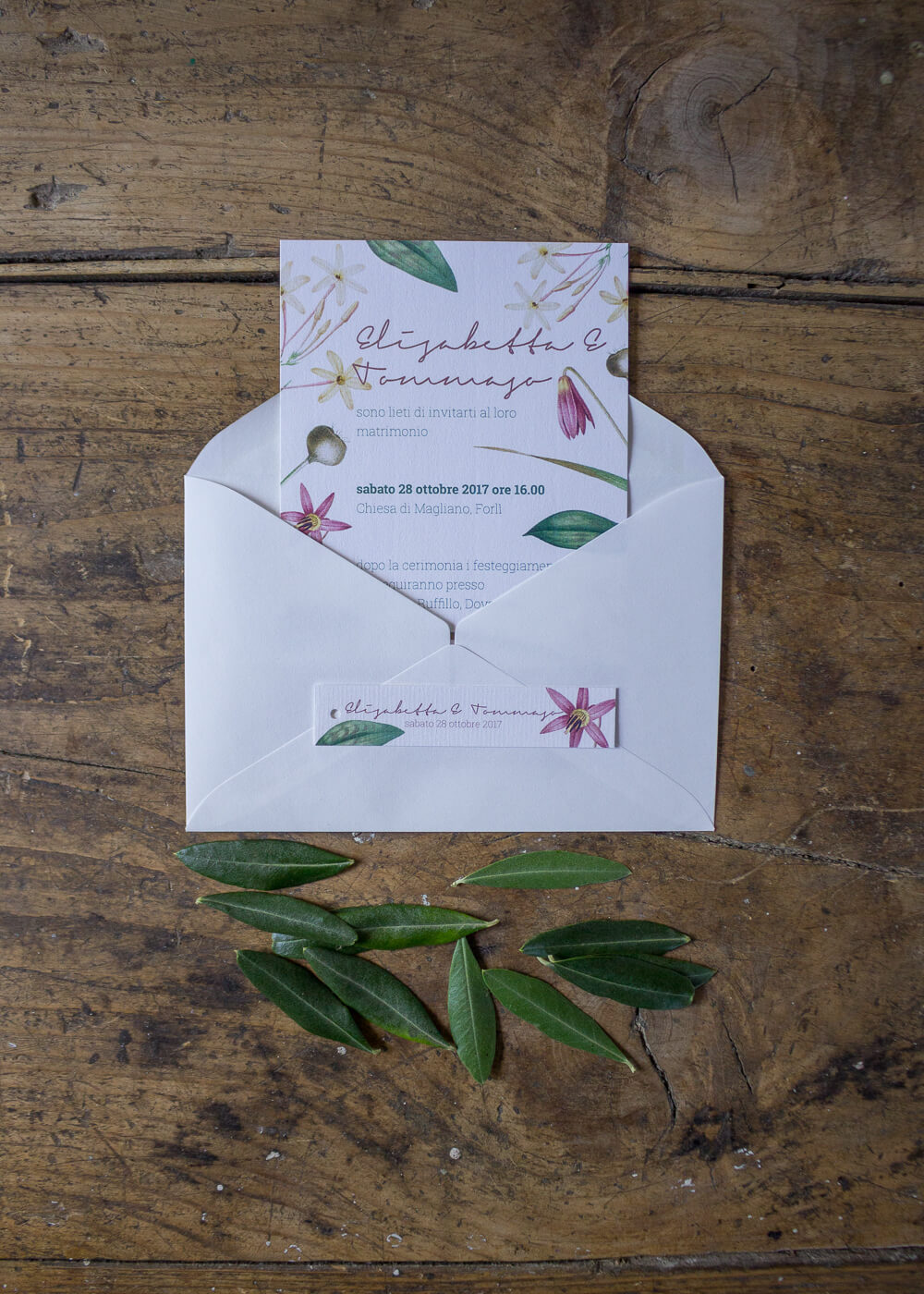 Wedding suite botanica Lillie - Partecipazioni di matrimonio e tag chiudi busta in carta vergata - Dettagli botanici - Lily&Sage Design
